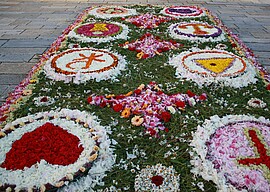 Banner Blumensammeln für den Blumenteppich zu Fronleichnam