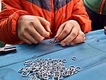 Logo Archäologie-Club für Kinder: Schmuck und Beutel aus Kettenringen
